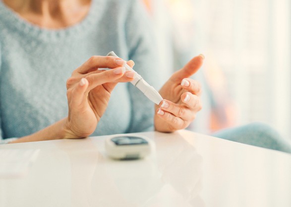 Persona caminando para controlar la diabetes